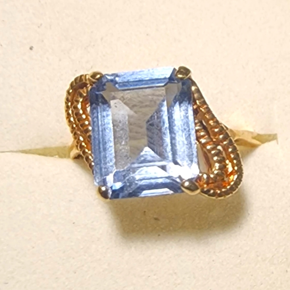 Vintage 10k yellow gold Emerald cut Aquamarine with Gold Filigree